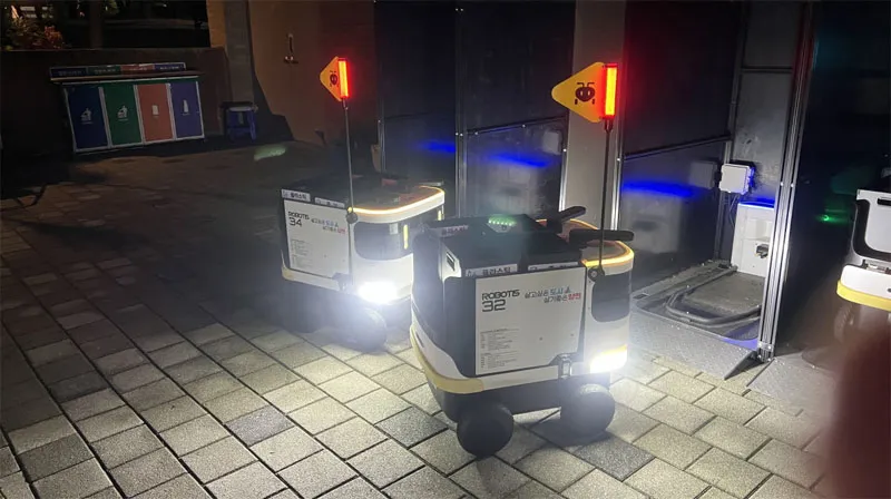 야간에 빛나는 두 개의 자율 배달 로봇