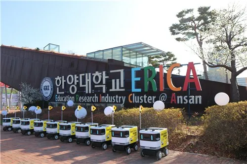 한양대학교 ERICA 캠퍼스 앞에 줄지어 서 있는  자율주행 배달 로봇들.